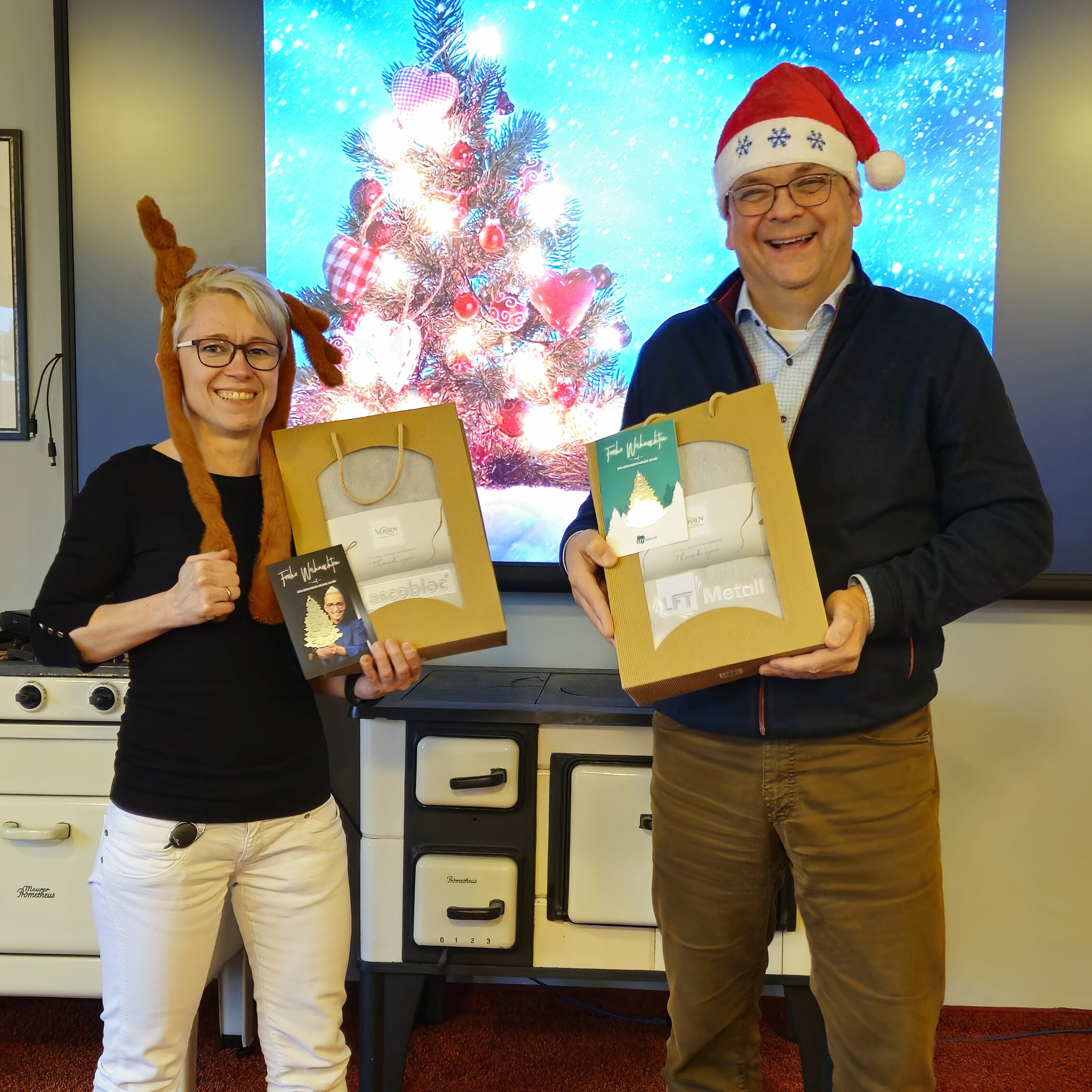 Weihnachtswichtel verteilen Weihnachtsgeschenke - LFT Metall